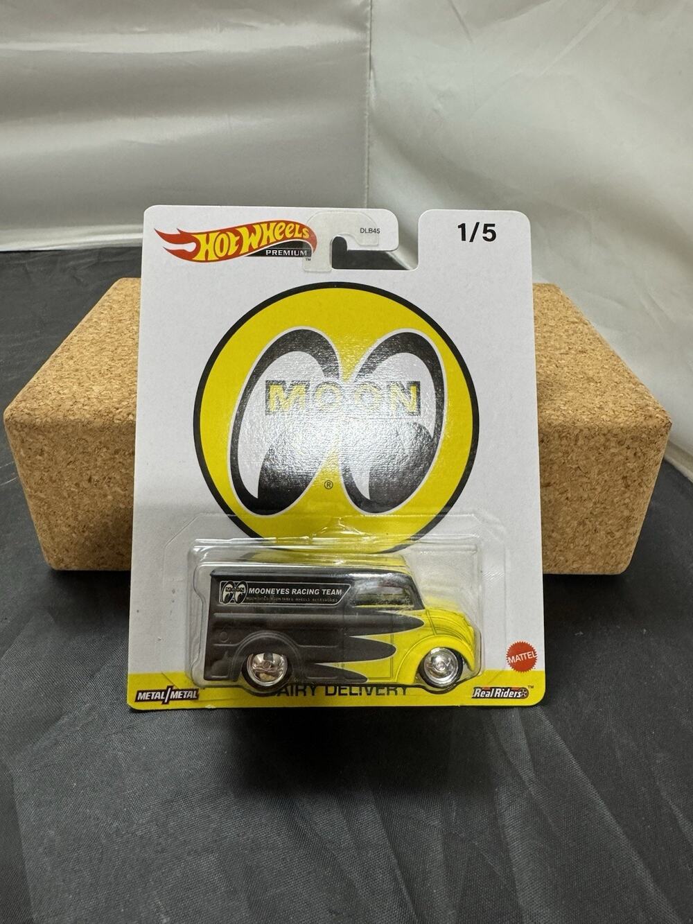 Hot Wheels Premium Pop Culture Mooneyes Dairy Delivery 1/5 Real Riders HKC93 New